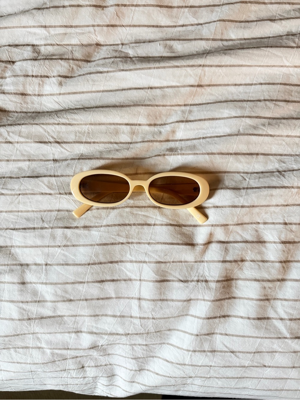 Women’s Retro Oval Sunglasses in Cream Le Specs Like New WITH ORIGINAL CASE